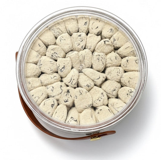 تمر فاخر مع طلع النخل بعلبة فاخرة الوزن 1 كيلو ونص