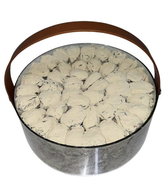 تمر فاخر مع طلع النخل بعلبة فاخرة الوزن 3 كيلو